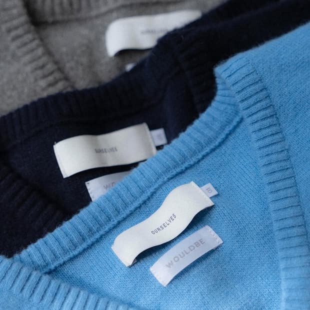 아워셀브스 우드비 라쿤 브이넥 니트 하츠코이 블루 3사이즈 팝니다