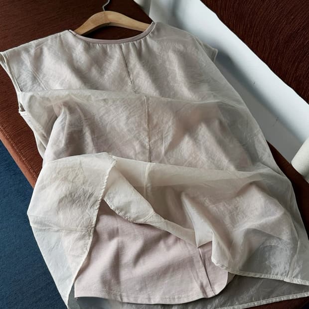 Fake layered design sleeveles top