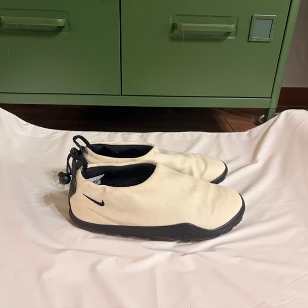 나이키 ACG 목 서밋 화이트 앤 블랙