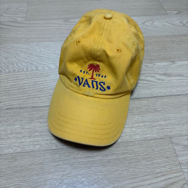 Vans (반스) 퀸비 커브드 빌 자키 햇 (옐로우)