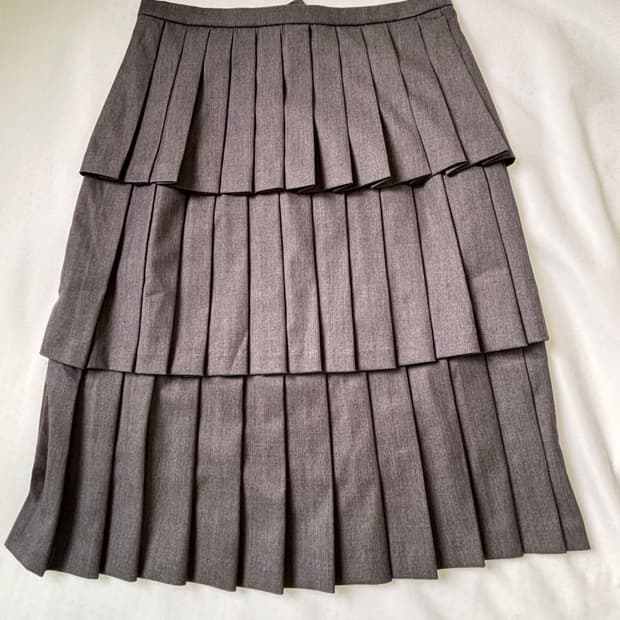 론론 LAYERED PLEATS SKIRT