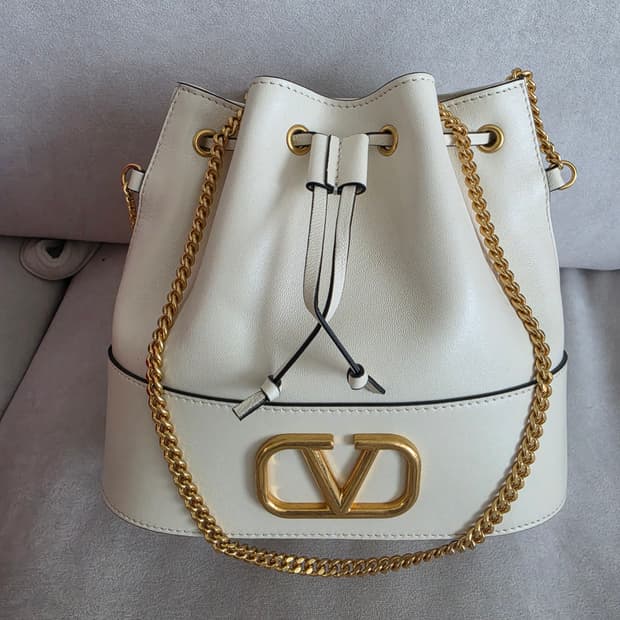 발렌티노 V로고 미니 버킷백 아이보리 풀구성 (무신사 부티크 구매)