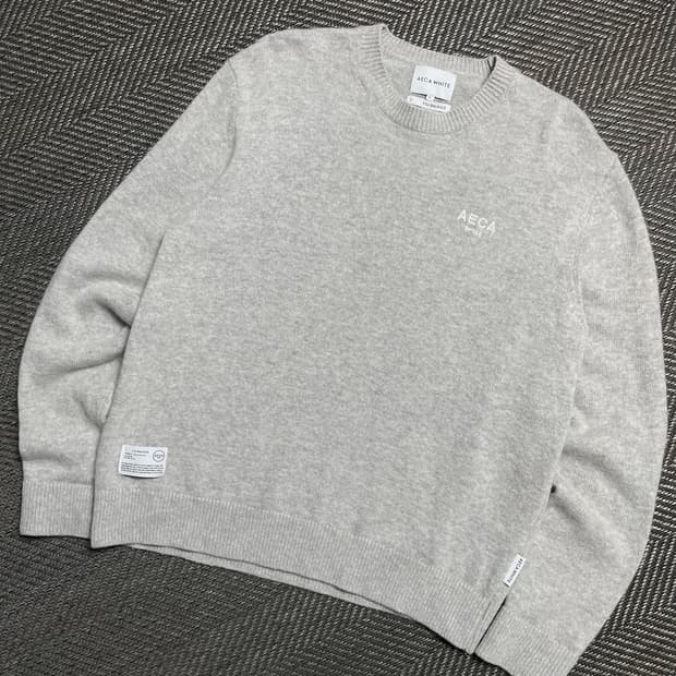 AECA 미니멀 스몰로고 크루넥 니트 스웨터y 5091