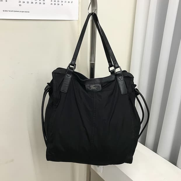 버버리 은장 로고 포코노 쇼퍼백