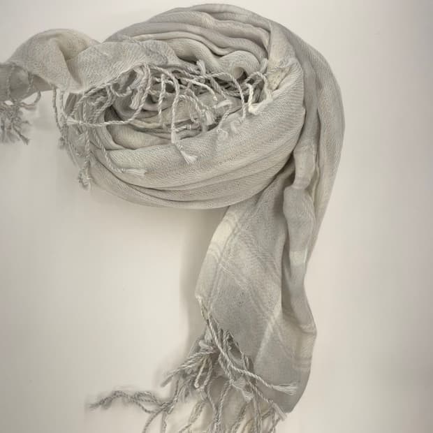 페일 화이트 스트라이프 태슬 머플러