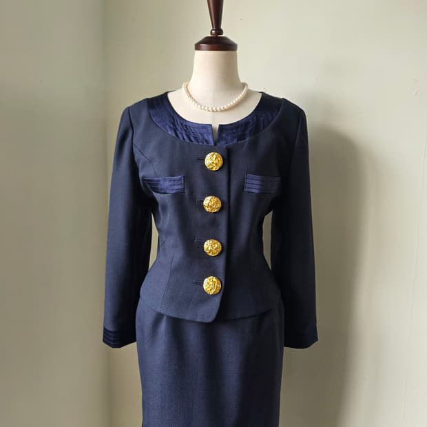 네이비 새틴 포인트 볼드 금장 단추 셋업