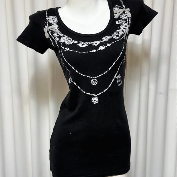 딱붙 주얼리 그래픽 라운드넥 탑