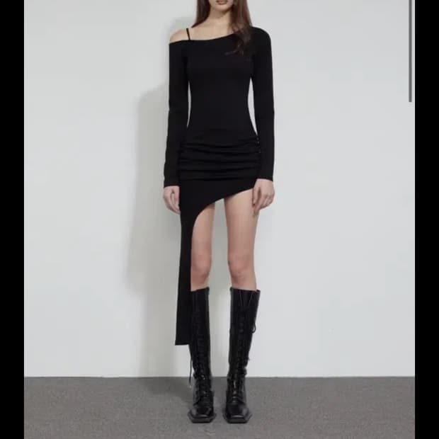 보헤미안서울 CURVED HEM MINI DRESS, BLACK