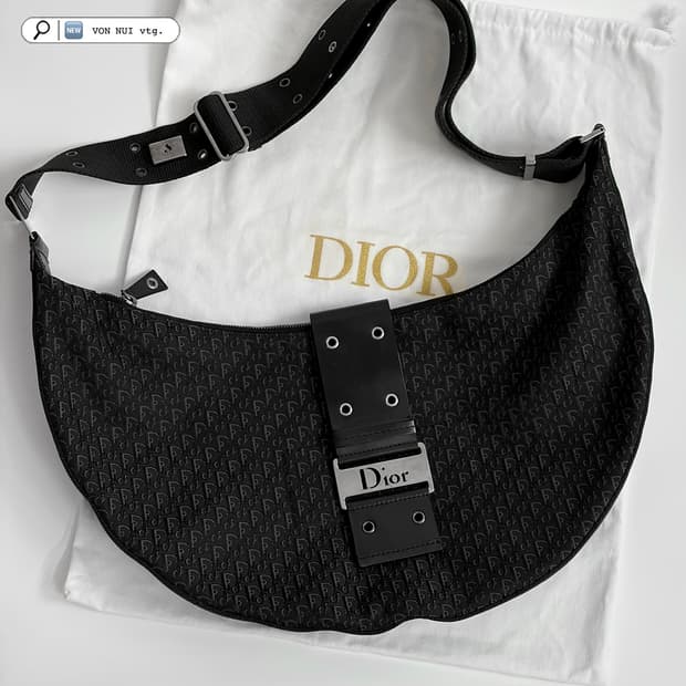 디올 오블리크 스트릿 시크 하프문백 판매합니다.