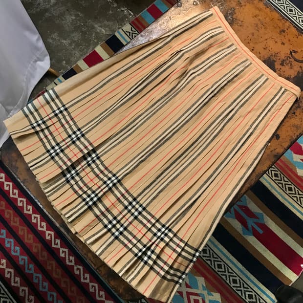 버버리 베이지 노바체크 플리츠 미디 스커트 허리 31 