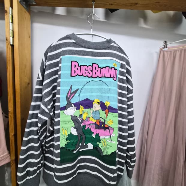 벅스바니  스트라이프 맨투맨