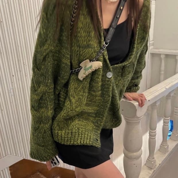 글로니 베키 가디건 그린 색상입니다. 꽈배기 디자인이 들어가있어 유니크하