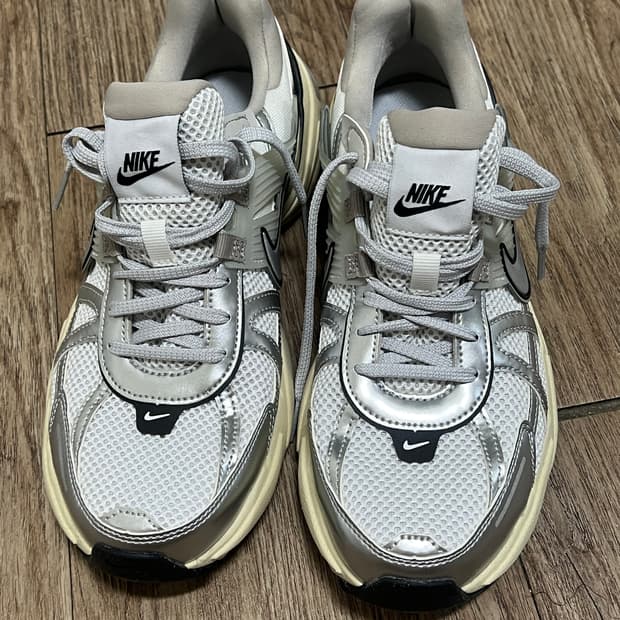 나이키 V2K 런 서밋 테크 화이트 메탈릭 실버