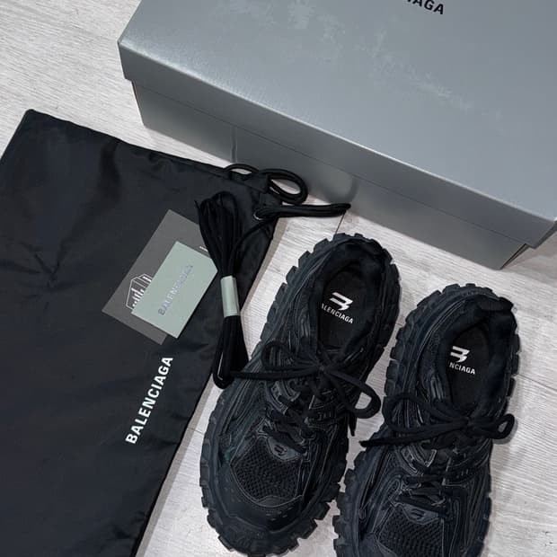 발렌시아가 디펜더 스니커즈 블랙 EU40