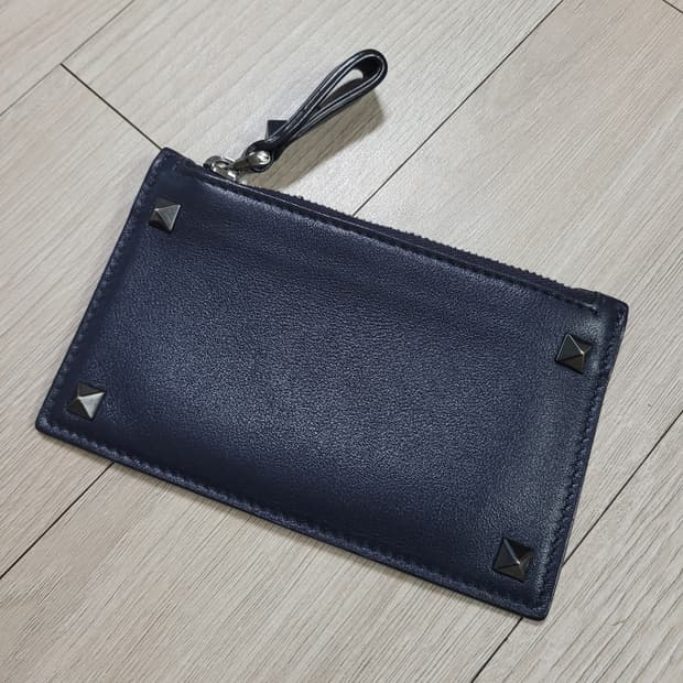 네이비 색상의 발렌티노 락스터드 카드지갑