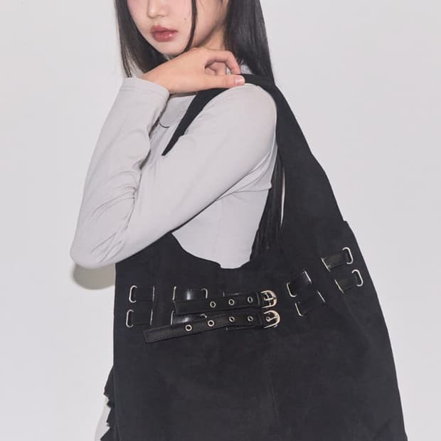 일리고 벨티드 스웨이드 숄더백 블랙