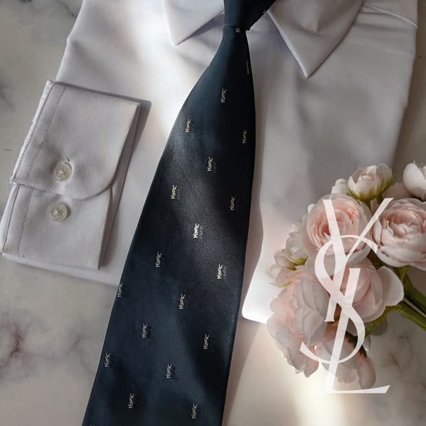 입생로랑 실크 네이비 로고 패턴 넥타이 9.5cm B등급 A19039
