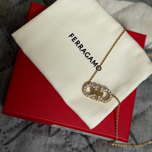 Ferragamo 크리스탈 장식 간치니 팬던트 네크리스