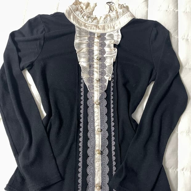 엑시즈팜 프릴 블라우스 블랙