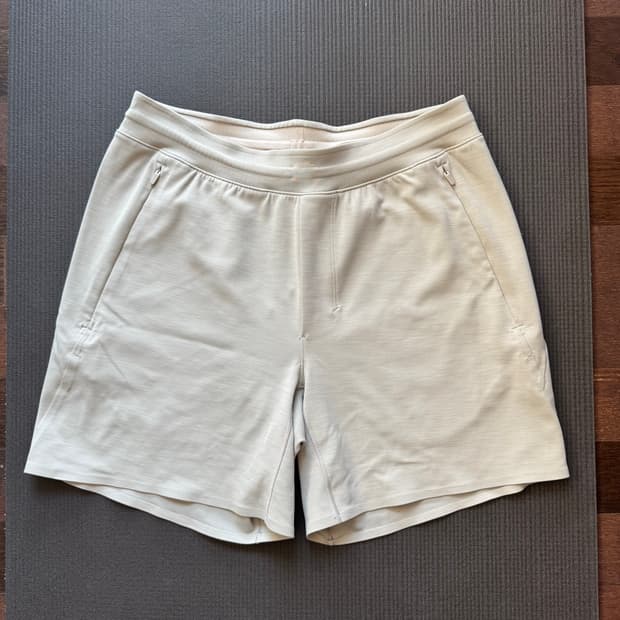 룰루레몬 밸런스 쇼츠 6인치 남성 m 사이즈 판매합니다.