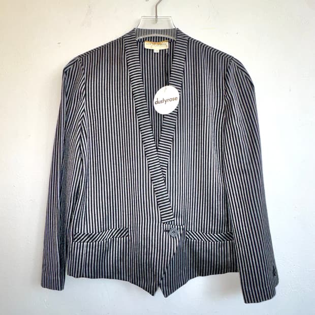 블랙&화이트 노카라 스트라이프 블레이저