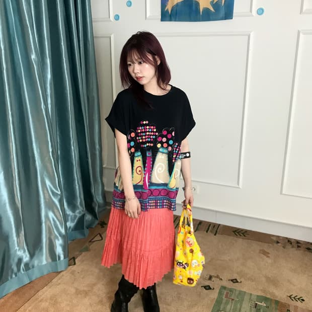 유니크한 그래픽 티셔츠와 플리츠 스커트 조합으로 괴짜미!독특한 코디셋🌺