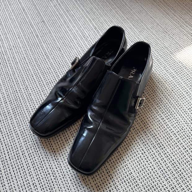 프라다 버클로퍼