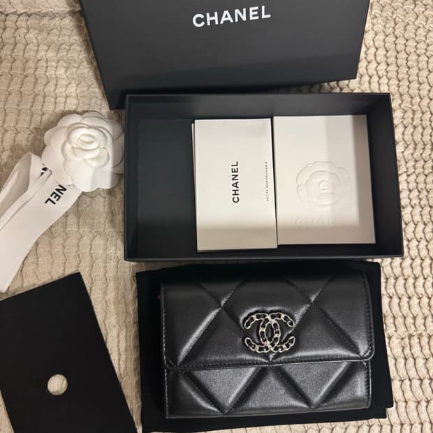 샤넬19 램스킨 플랩지갑 블랙 중지갑 미사용 새상품