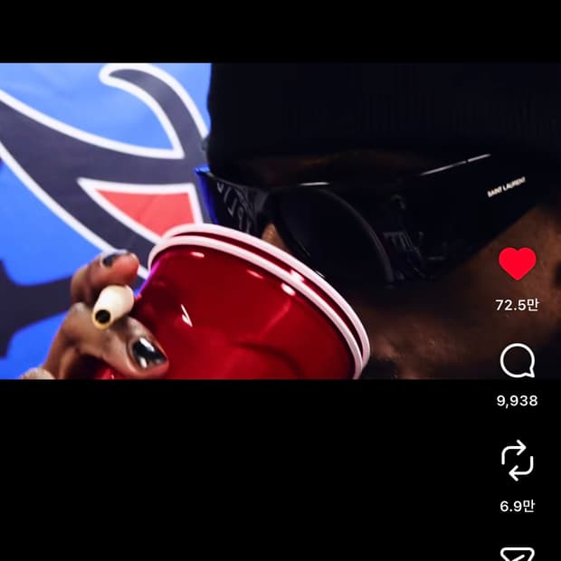 생로랑 Saint Laurent 선글라스 플레이보이 카티 착용