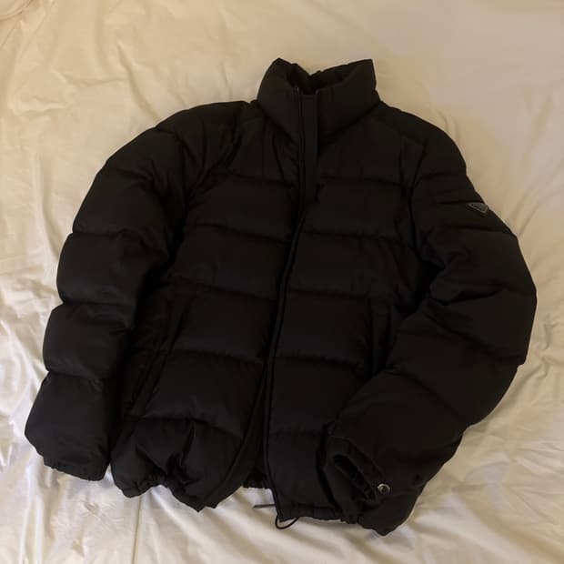 프라다 트라이앵글 로고 다운 재킷 블랙 SGY091 - 50사이즈