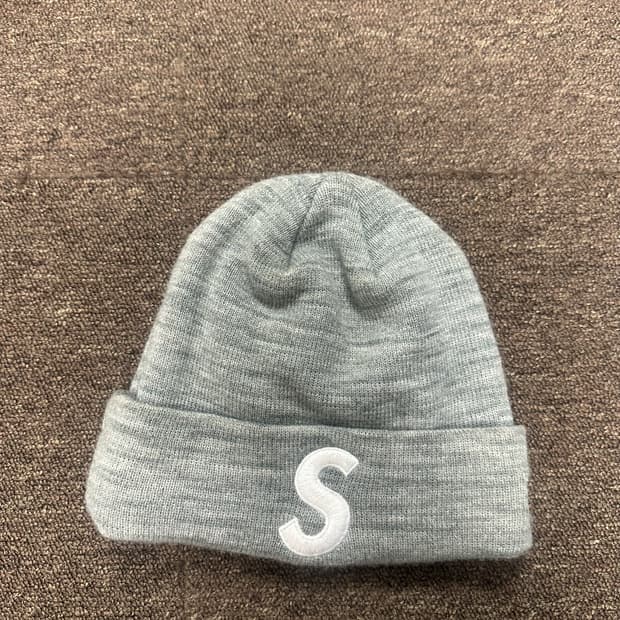 슈프림 뉴에라 S 로고 비니 헤더 그레이 - 23FW