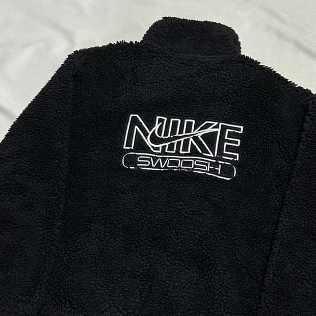 L 나이키 스우시 블랙 플리스
