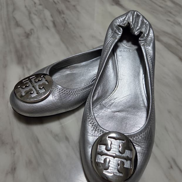 토리버치 메탈릭 실버 플랫슈즈