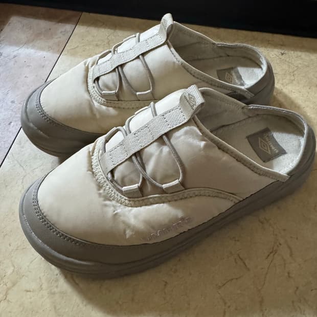 엄브로 패딩 슬리퍼