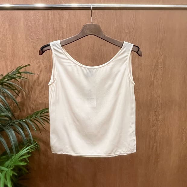 구찌 슬리브리스 블라우스 와이드 라운드넥 무지 디테일 레귤러핏 아이보리