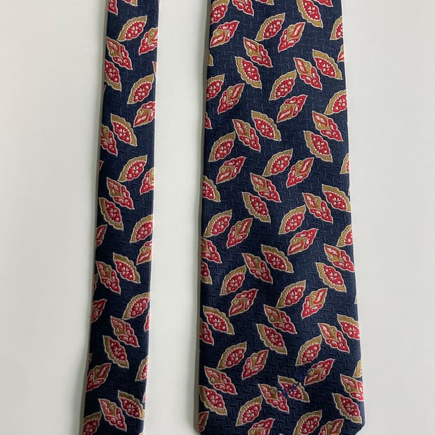 니나리치 넥타이