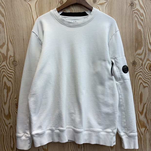 C.P. 컴퍼니 다이애그널 레이즈드 렌즈 와펜 맨투맨