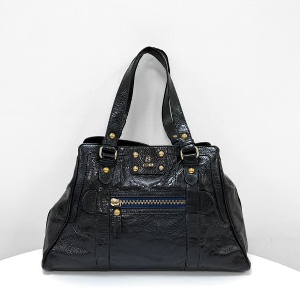 펜디 블랙 샤인 레더 스터드 숄더백