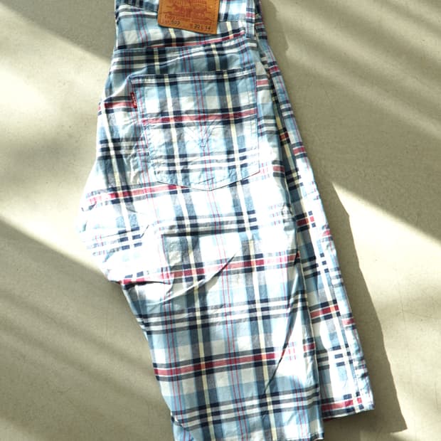 LEVI’S CHECKED SHORTS 