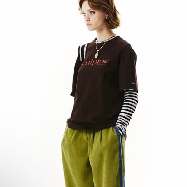 스컬프터 티셔츠 Metallic Serif Logo Tee Brown