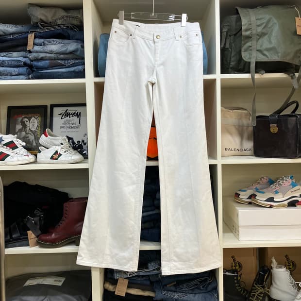 구찌 플로럴 자수 화이트 부츠컷 데님팬츠 30