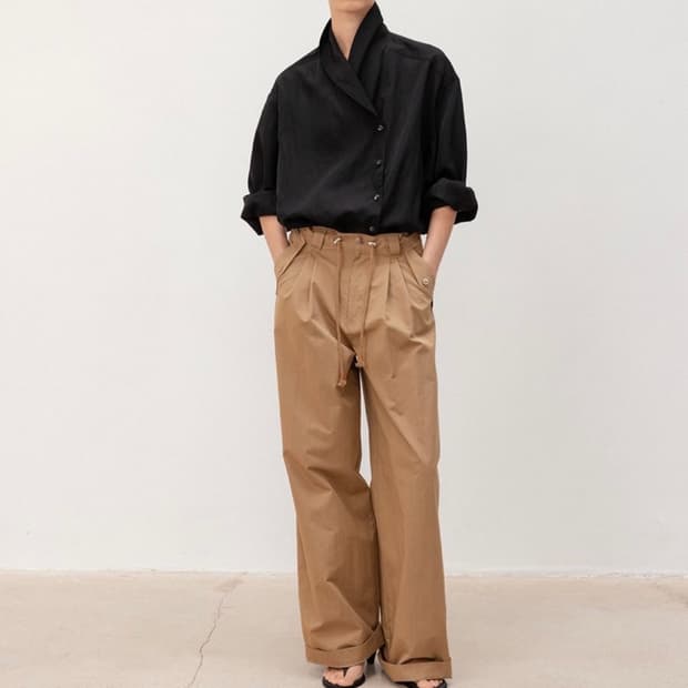 문달 Middle Strap Pants in Camel