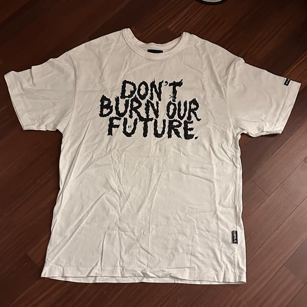 아조바이아조  반팔 티셔츠