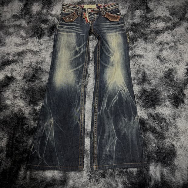 포켓 가죽 패치 워싱 로우라이즈 부츠컷 데님팬츠