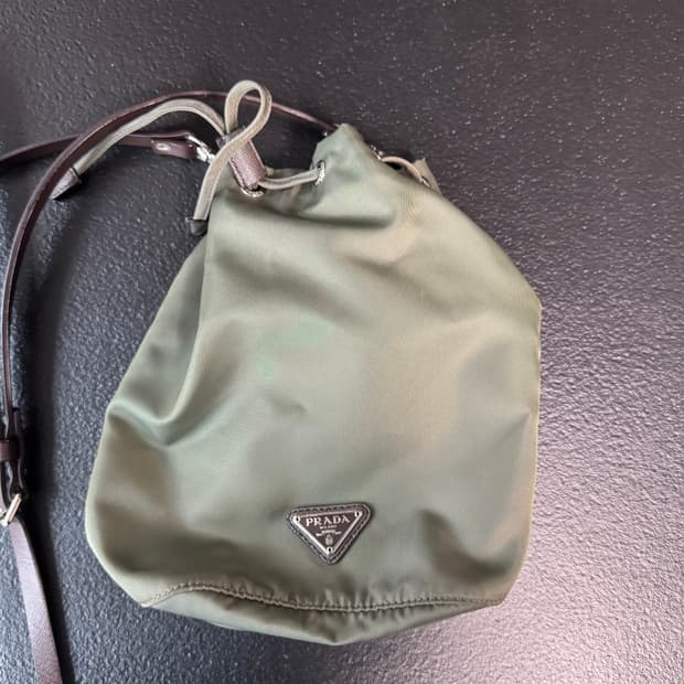 프라다 포코노 복조리 버킷백