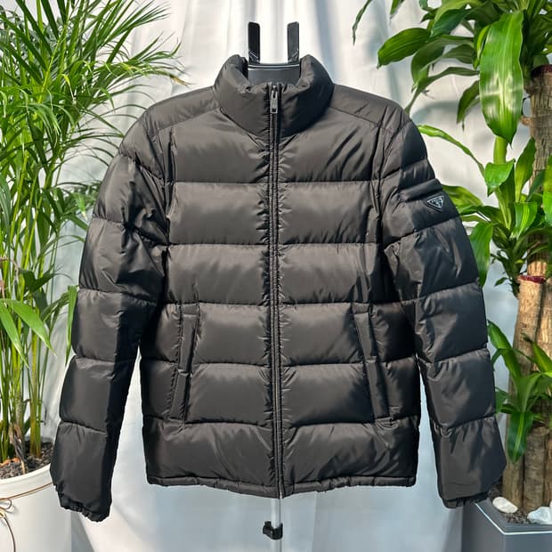 프라다 다운패딩 블랙 48