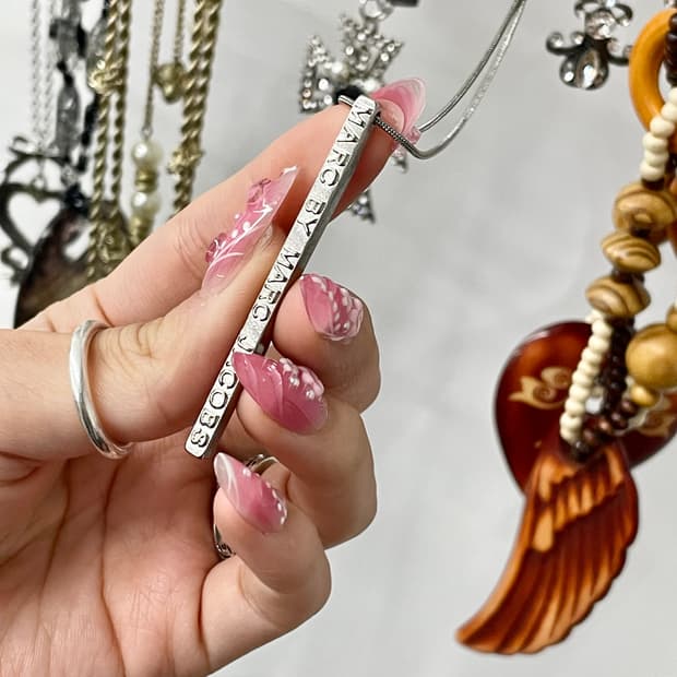 MBMJ 마크바이마크제이콥스 로고 바 네크리스