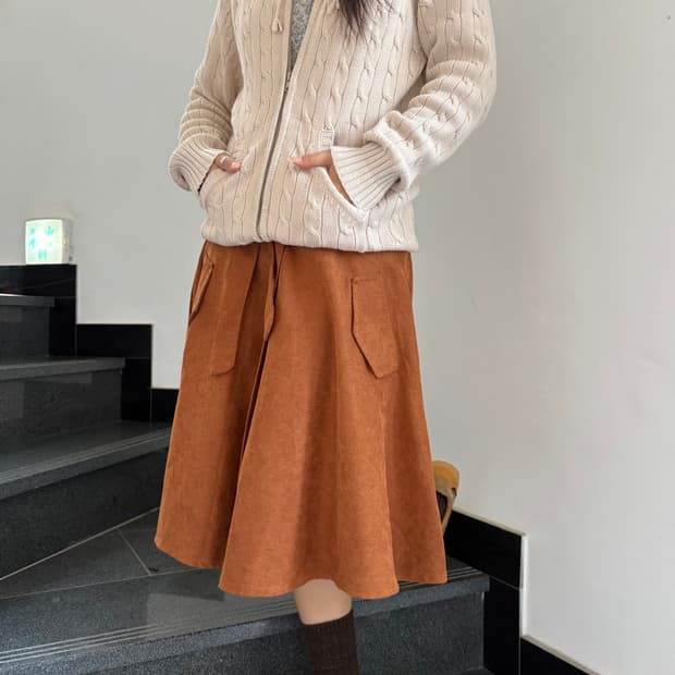 벨티드 포켓 브라운 미디스커트