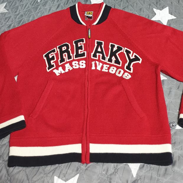 (일본제품) FREAKY MASSIVE 레터링 자수 패치 니트 집업(L)