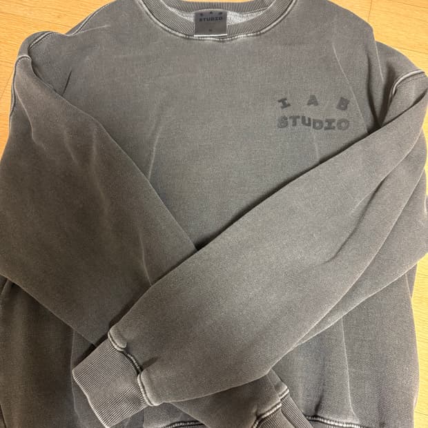 아이앱 스튜디오 피그먼트 스웨트셔츠 블랙